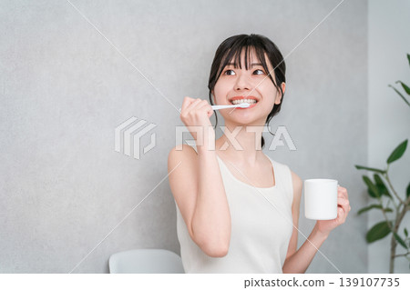 年輕的亞洲女性正在刷牙（牙膏、口腔護理、牙齒護理） 139107735