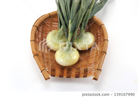 Freshly picked new onions in a basket Freshly picked new onions in a basket 139107990