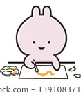 一隻兔子在玩顏料 139108371