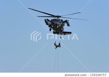 軍用直升機在藍天中飛行 軍用直升機在藍天中飛行 139108757