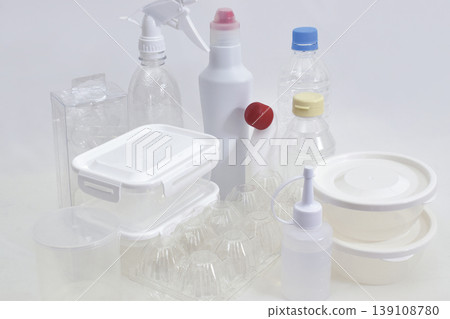 社會場景:塑膠容器和石腦油(背景模糊) 社會場景:塑膠容器和石腦油(背景模糊) 139108780