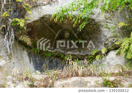 [Naraha Town: The "Iwasawa Cliff Buddha," a Naraha Town designated cultural property, is said to have been created by Kobo Daishi.] 139108812