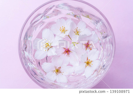 [Spring Theme] Cherry blossoms floating in a glass [Cherry Blossom Theme] 139108971