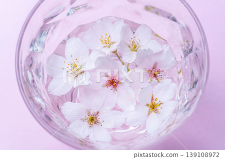 [Spring Theme] Cherry blossoms floating in a glass [Cherry Blossom Theme] 139108972