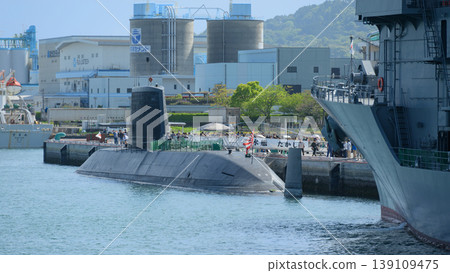 日本海上自衛隊潛艇「高潮號」已拋錨停泊。 139109475