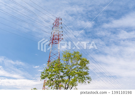 大阪府枚方市淀川堤上矗立著一座輸電塔。 大阪府枚方市淀川堤上矗立著一座輸電塔。 139110198
