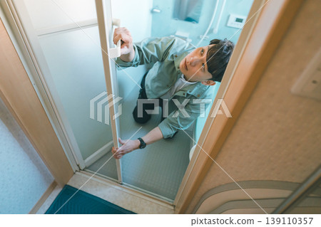 Repair of the folding bathroom door Repair of the folding bathroom door 139110357