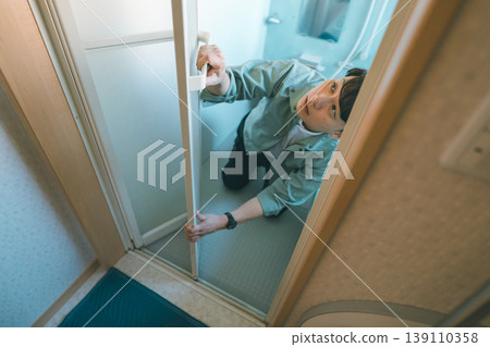 Repair of the folding bathroom door Repair of the folding bathroom door 139110358