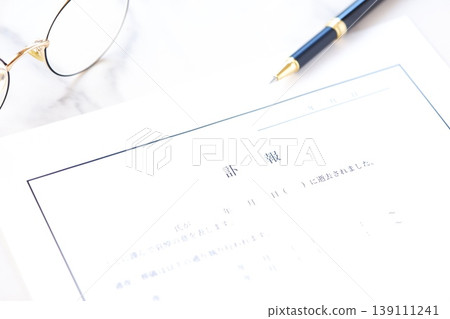 訃聞-告知死者其死亡以及守靈、葬禮和告別儀式的通知。 訃聞-告知死者其死亡以及守靈、葬禮和告別儀式的通知。 139111241
