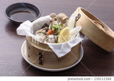 Steamed oysters in a bamboo steamer; oysters, shimeji mushrooms, and white onions; steamed dish; image material. Steamed oysters in a bamboo steamer; oysters, shimeji mushrooms, and white onions; steamed dish; image material. 139111368