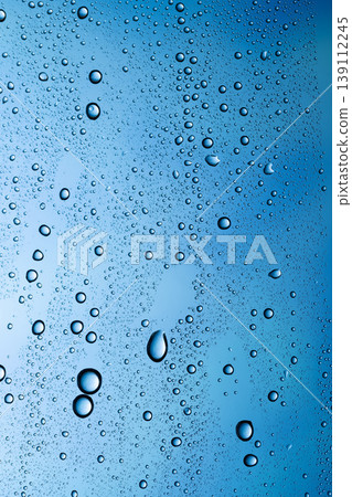 附著在玻璃上的水滴 139112245