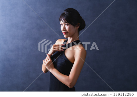 美黑背景中間女人 139112290