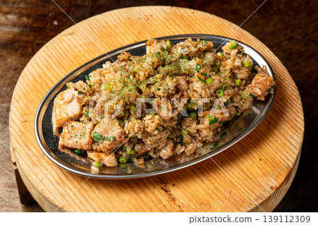 蒜香飯:一道受歡迎的鐵板燒米飯,炒得恰到好處。 蒜香飯:一道受歡迎的鐵板燒米飯,炒得恰到好處。 139112309