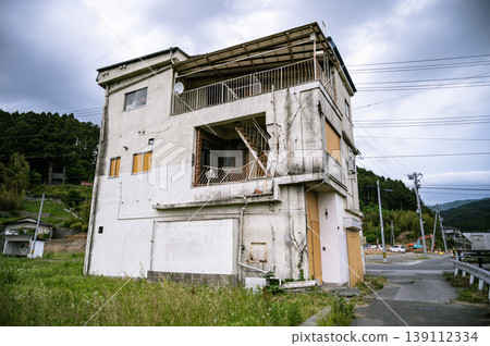Disaster remains from the Great East Japan Earthquake: Exterior views and records of damage to buildings affected by the tsunami. Disaster remains from the Great East Japan Earthquake: Exterior views and records of damage to buildings affected by the tsunami. 139112334