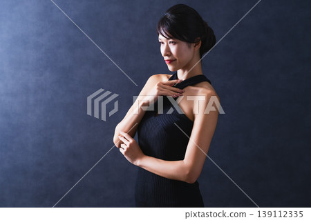 美黑背景中間女人 139112335