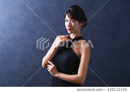 美黑背景中間女人 139112336