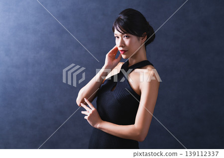 美黑背景中間女人 139112337