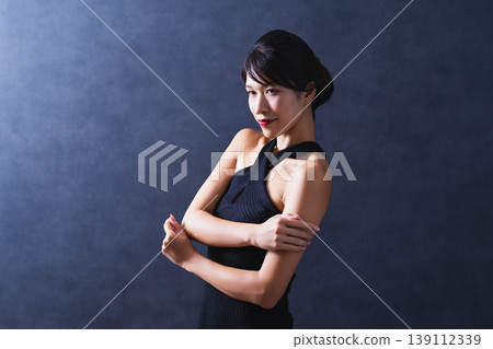 美黑背景中間女人 139112339