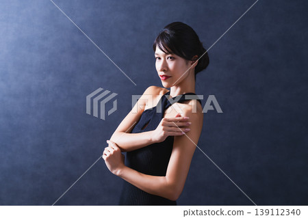 Beauty black background middle woman 139112340