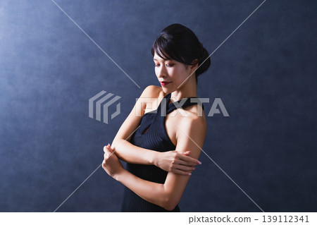 美黑背景中間女人 139112341