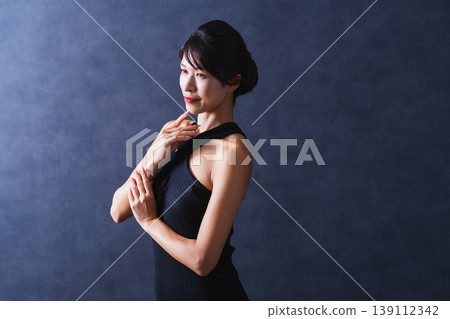 美黑背景中間女人 139112342