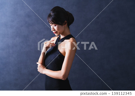 美黑背景中間女人 139112345