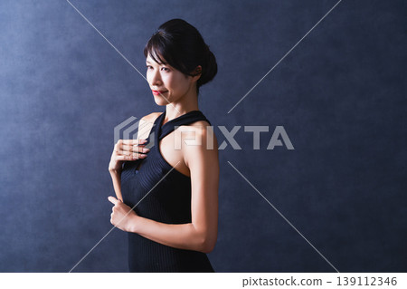 美黑背景中間女人 139112346