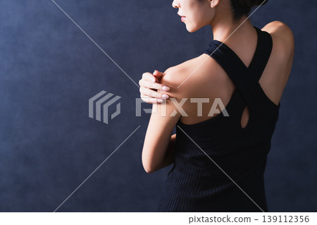 美黑背景中間女人 美黑背景中間女人 139112356