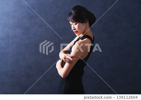 美黑背景中間女人 139112604