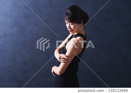 美黑背景中間女人 139112606