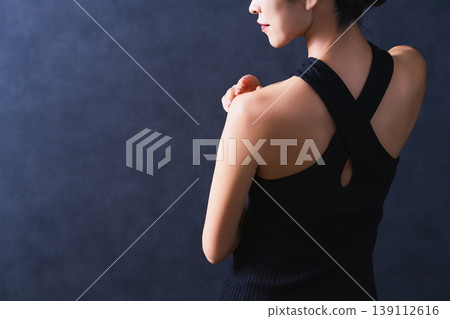 美黑背景中間女人 139112616