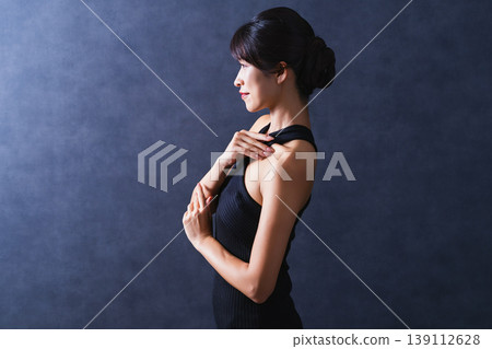 Beauty black background middle woman 139112628