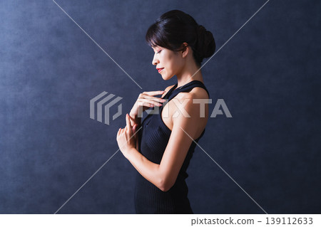 美黑背景中間女人 139112633