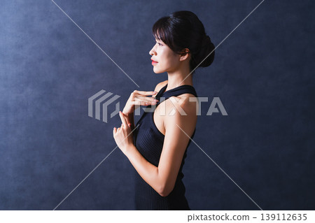 美黑背景中間女人 139112635