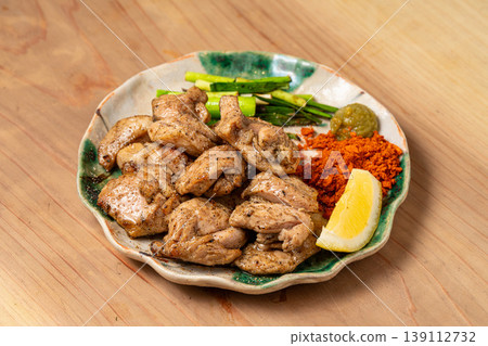 炭烤雞腿:一道多汁的雞肉菜餚,帶有濃鬱的炭烤香味。 炭烤雞腿:一道多汁的雞肉菜餚,帶有濃鬱的炭烤香味。 139112732