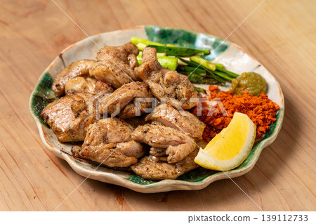 炭烤雞腿:一道多汁的雞肉菜餚,帶有濃鬱的炭烤香味。 炭烤雞腿:一道多汁的雞肉菜餚,帶有濃鬱的炭烤香味。 139112733