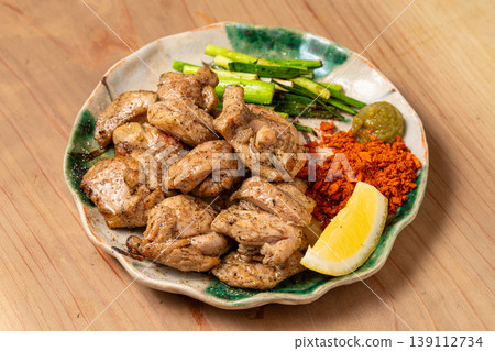 炭烤雞腿：一道多汁的雞肉菜餚，帶有濃鬱的炭烤香味。 139112734