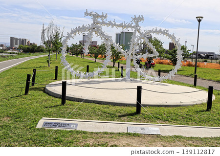 "Mawaru," an art monument shaped like a bicycle (Sakai City) "Mawaru," an art monument shaped like a bicycle (Sakai City) 139112817