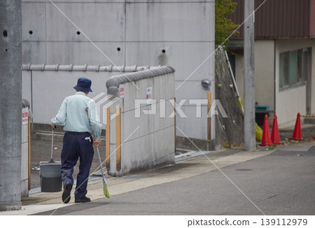 A building manager cleaning an apartment in a city residential area. 139112979
