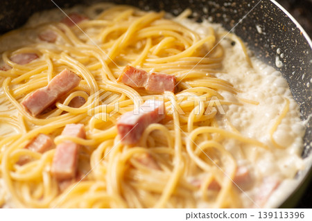 Make bacon carbonara pasta in a frying pan 139113396