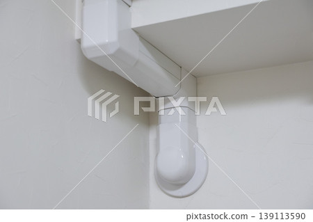 空調管道轉角,白色牆壁 空調管道轉角,白色牆壁 139113590