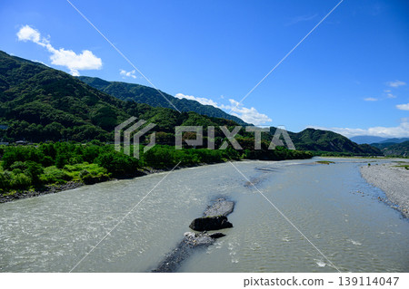 A view of the Fuji River flowing through Minobu Town, Yamanashi Prefecture. 139114047