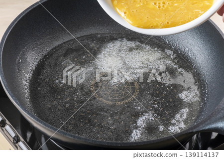 The moment the eggs are poured in during cooking The moment the eggs are poured in during cooking 139114137