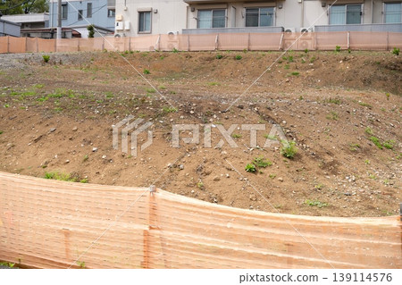 住宅區,地基施工前的空地。 住宅區,地基施工前的空地。 139114576