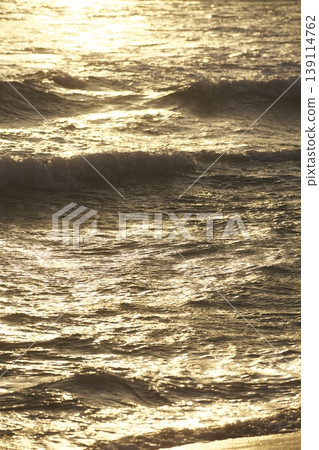 從鳥取縣弓濱半島看到的春季日本海洶湧波濤。 從鳥取縣弓濱半島看到的春季日本海洶湧波濤。 139114762