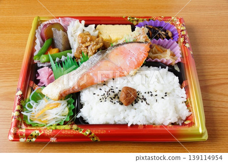 Red salmon bento box 139114954