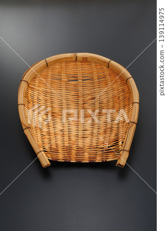 hand winnow 139114975