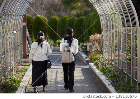 春天，年輕女子在名城公園漫步。 139116670