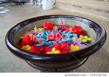 浮在水面上的花 139116738