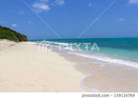 沖繩宮古島的碧藍海水和潔白的沙灘 沖繩宮古島的碧藍海水和潔白的沙灘 139116769